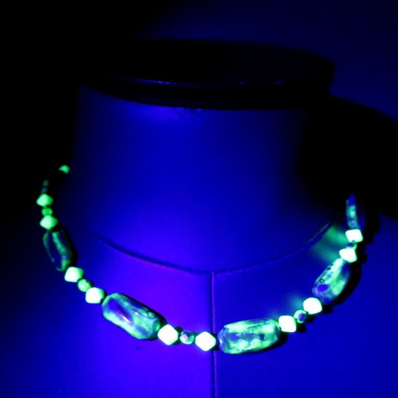 Uranium glass bead necklace - Picture 3 of 11